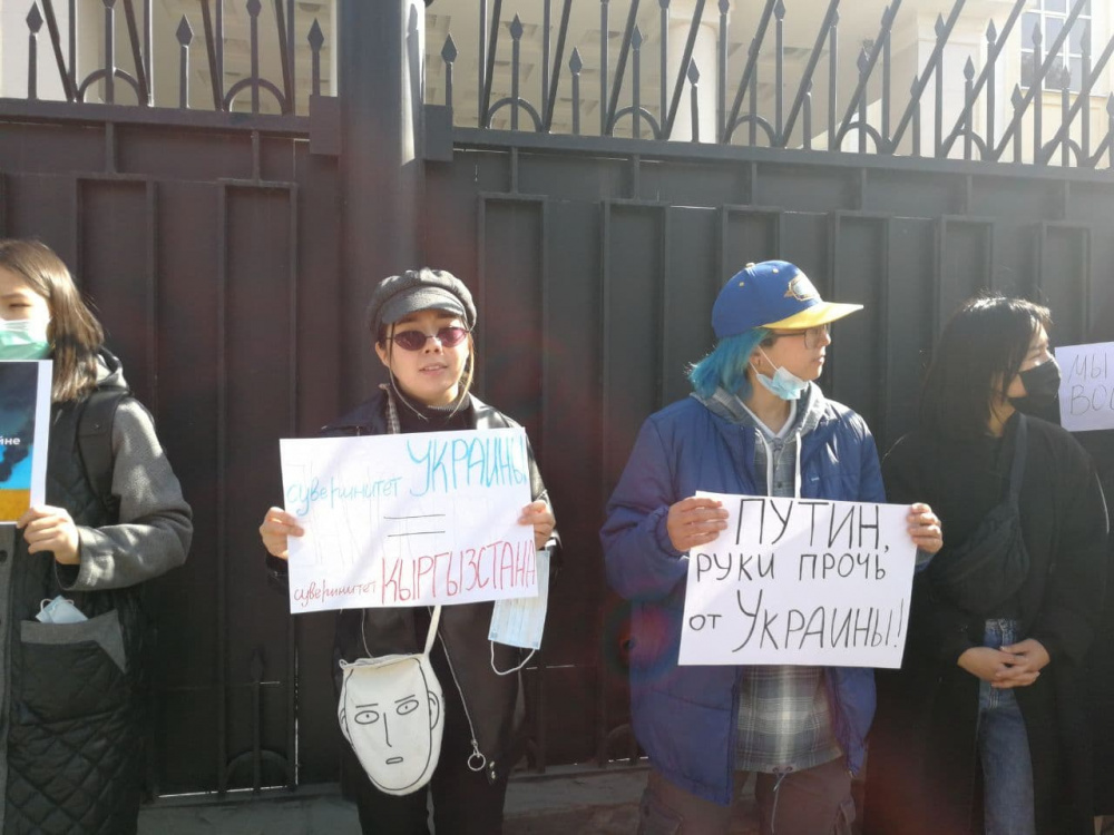 Митинги россия февраль. Пикет возле посольства. Протесты возле посольства РФ. Митинги в России в феврале 2022. Митинги мигрантов на посольстве.