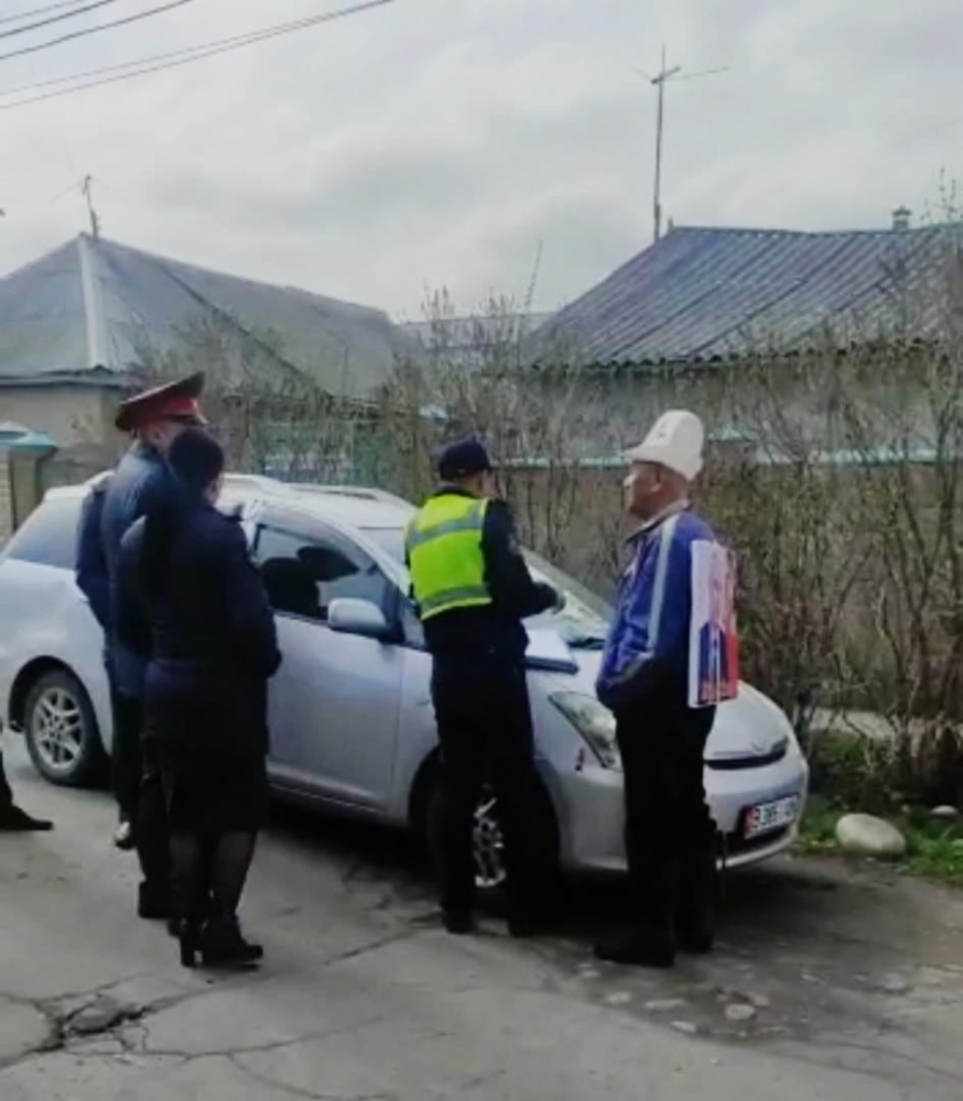 Экс-начальник УВД Ошской области верхом приехал к Дому правительства с  портретом Путина