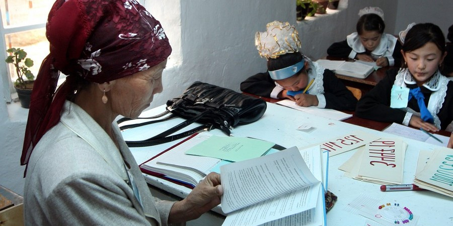 Учителям в Кыргызстане сократили бумажную работу
