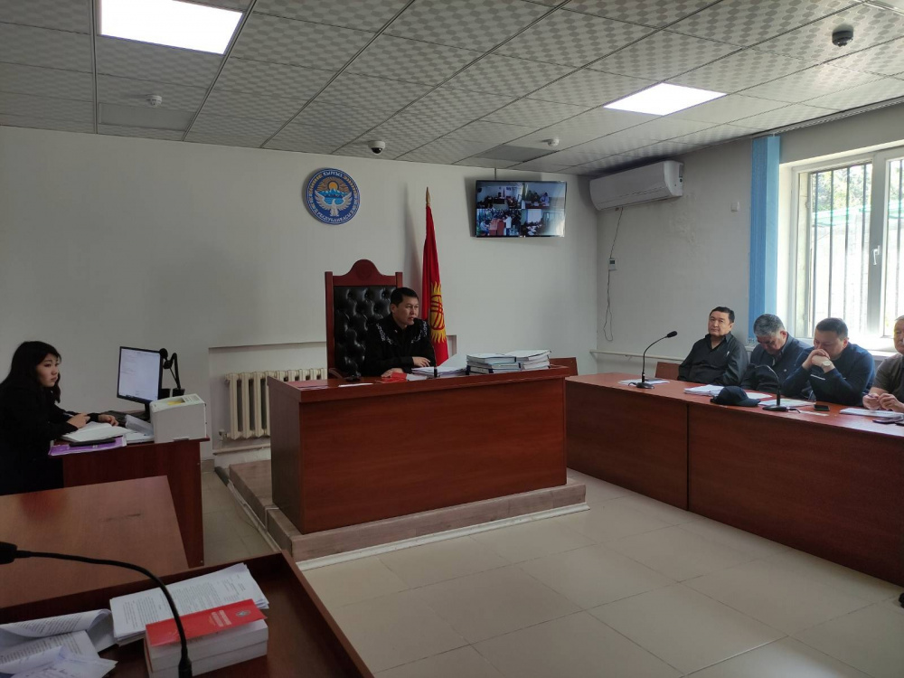 Судья отложил заседание. Суд заседание. Юрист на заседании суда. Суд Бишкек. Процесс суда мировым судьей.
