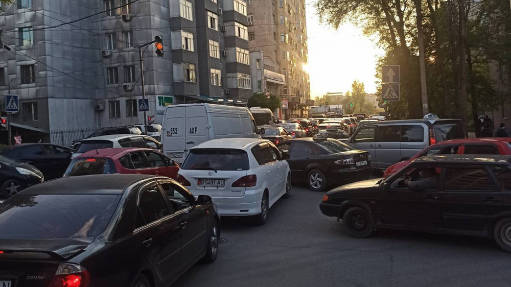 Call-центр: в центре Бишкека образуются пробки из-за кортежей высших лиц страны