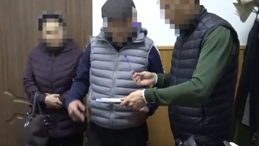 Сотрудники ГКНБ задержали судью во время получения взятки. Видео