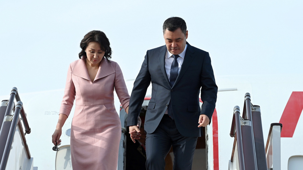 Садыр Жапаров с супругой прилетели в Баку. Вот как их встретили (фото)
