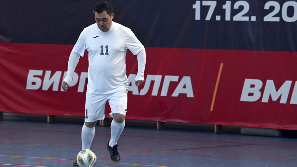 Садыр Жапаров вновь сыграет в футбол. Вот состав его команды