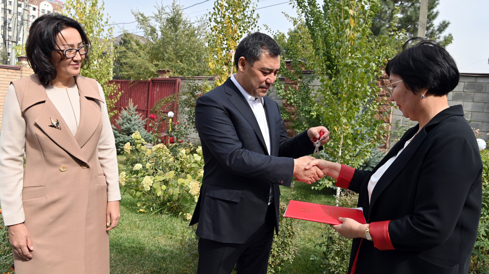 Садыр Жапаров безвозмездно передал на баланс ГИК жилой дом в Бишкеке.