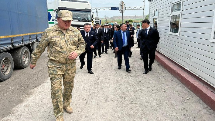 Депутаты Кыргызстана и Казахстана отправились на границу из-за проблем  грузоперевозок