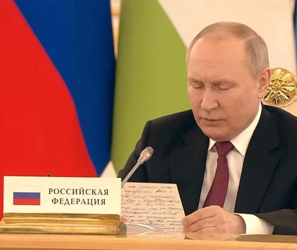 Двумя фото: Путин все еще читает речь по бумажке, а Жапаров использует планшет
