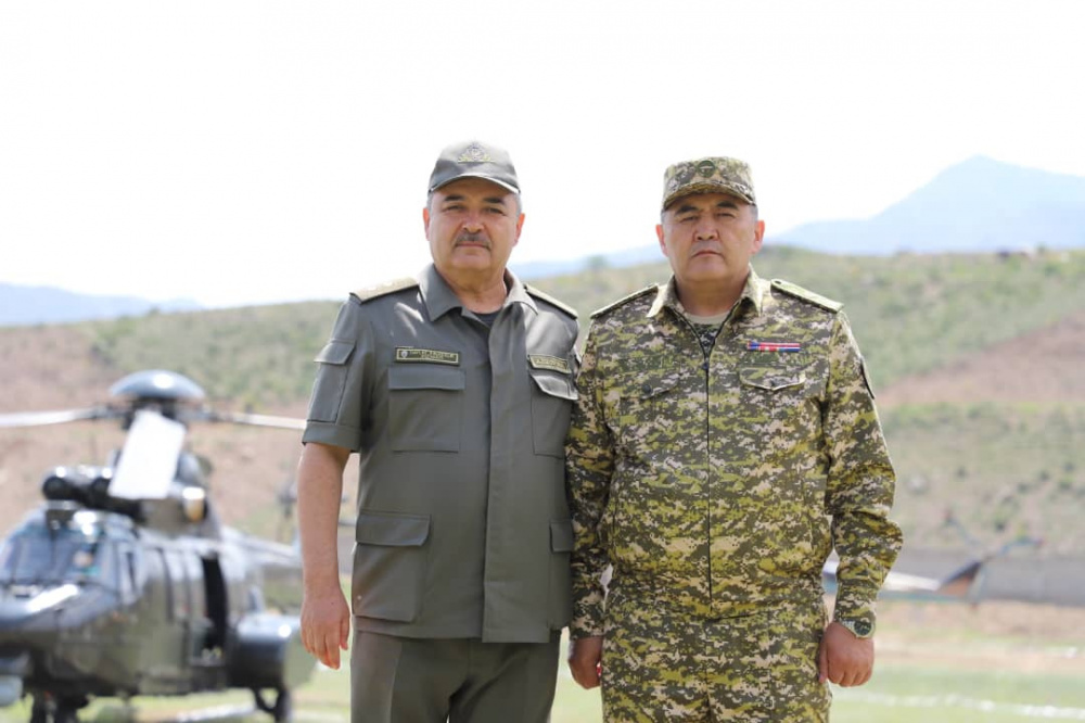 Глава ГКНБ Камчыбек Ташиев встретился с главой СНБ Узбекистана Абдусаломом Азизовым.