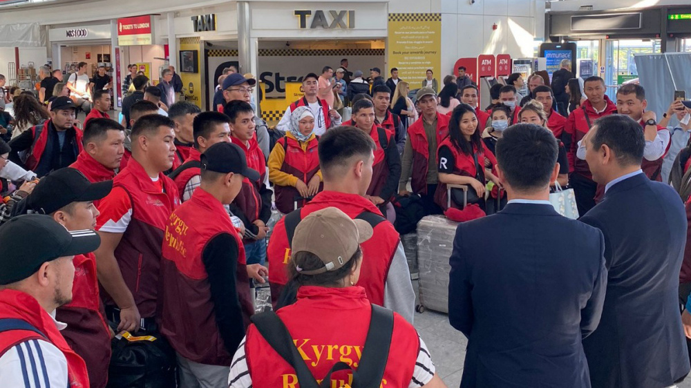Группа граждан Кыргызстана прибыла в Великобританию на сезонные работы
