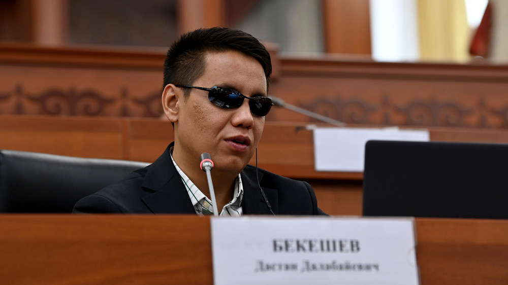 Дастан Бекешев: Как и большинство семей в Кыргызстане, наш кабмин продолжает брать кредиты