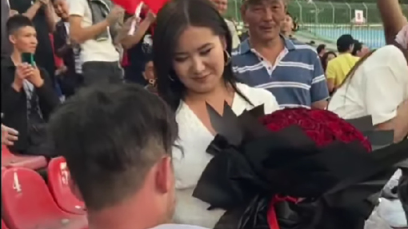 Перед началом матча Кыргызстан - Сингапур парень сделал предложение своей девушке. Видео