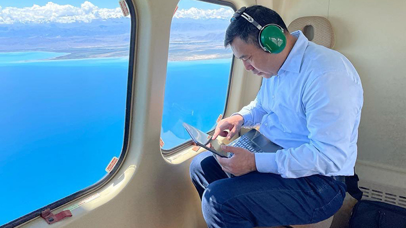 Садыр Жапаров обратился к кыргызстанцам и опубликовал фотографию с ноутбуком в вертолете