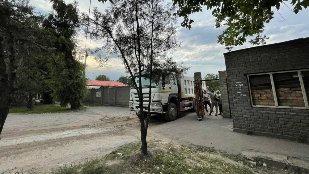 В Бишкеке полностью снесли дом Бакиевых. Видео