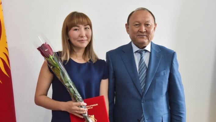 Эмилбек Абдыкадыров наградил депутатов и сотрудников администрации президента (фото)
