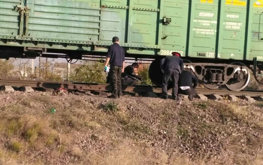 В Ысык-Атинском районе поезд насмерть сбил 13-летнюю девочку