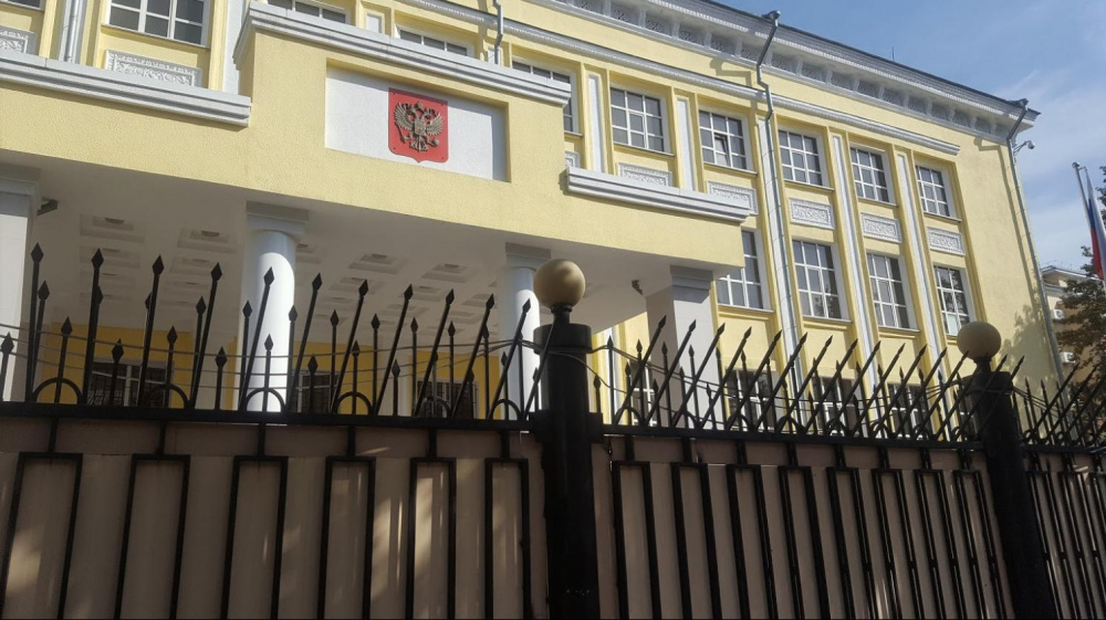 В Бишкеке посольство России облили красной краской