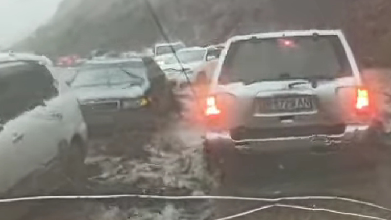 Жуткое видео: люди застряли в Боомском ущелье в непогоду. Некоторые пытаются проехать