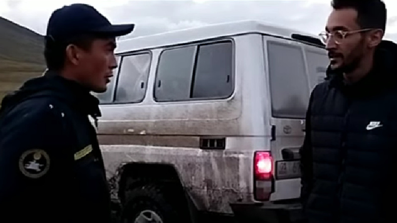 Внедорожник туристов из Франции застрял в горах на Иссык-Куле. Видео