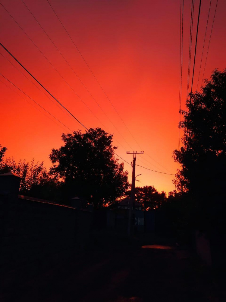 Небо в багровых тонах. В Бишкеке наблюдали удивительно красивый закат