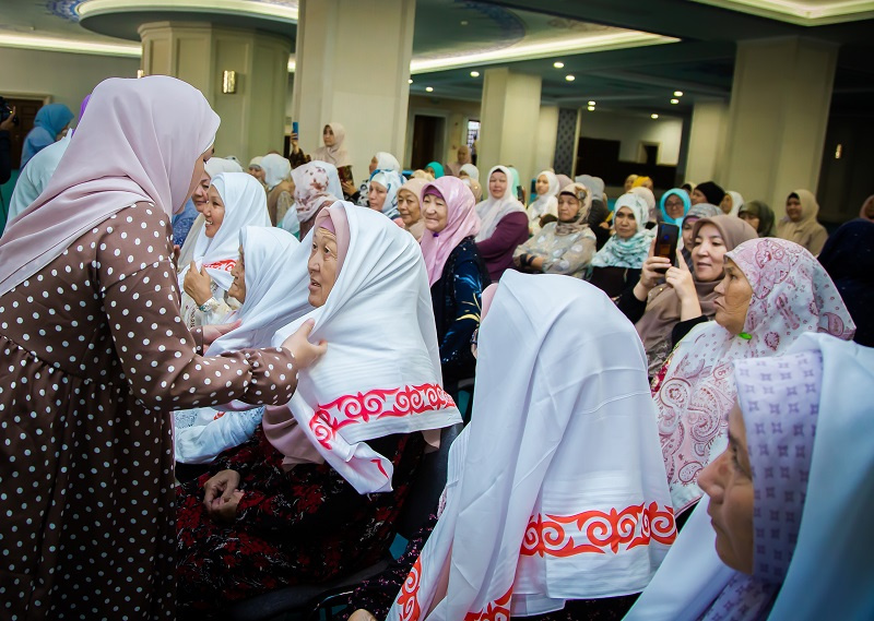 Мусульманский регистрации. Женщина в платке мечеть. Одежда в мечеть для женщин. Женщины в мечети фото.