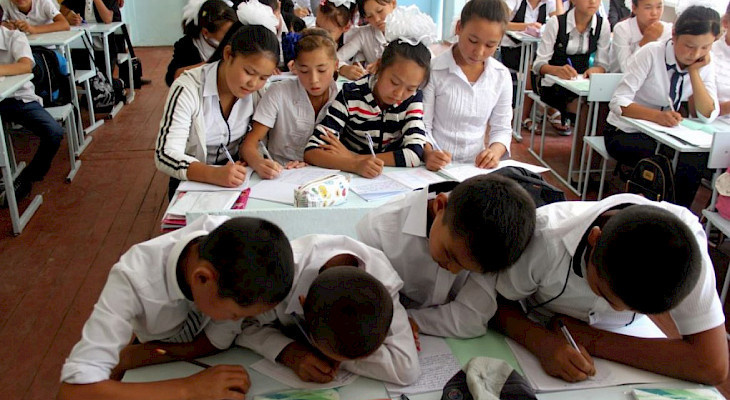 Учеников все больше, а учителей - нет. Что происходит со школами в Кыргызстане?