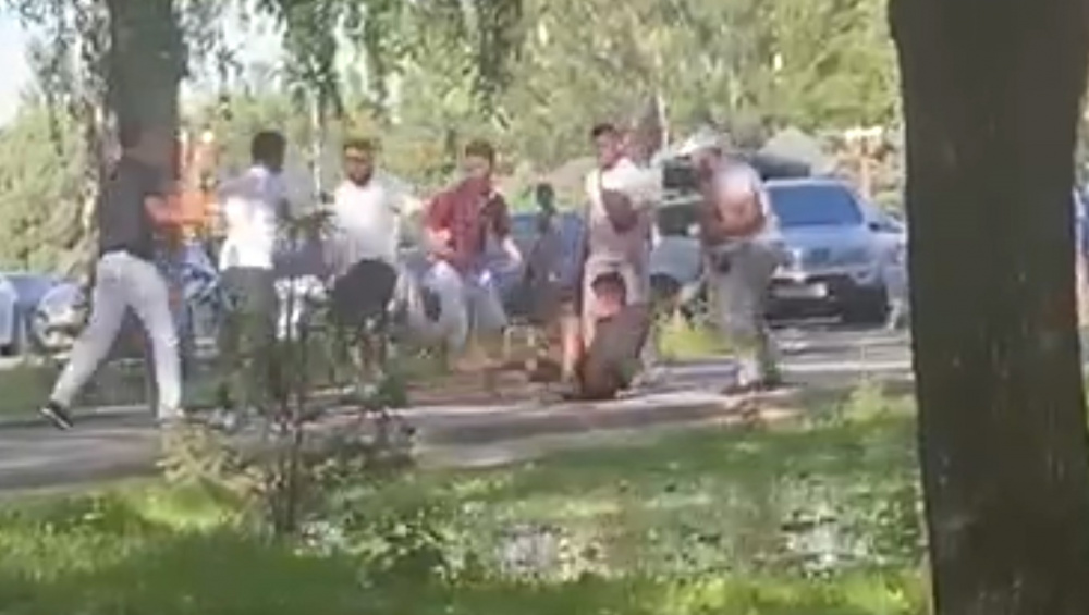 В центре Бишкека произошла драка. Двое парней против толпы (видео)