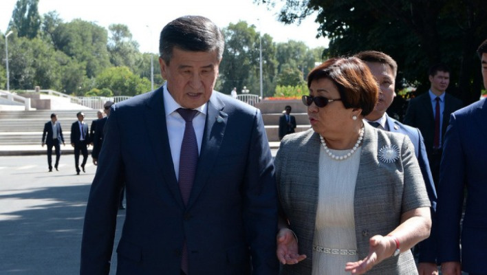 "Популизм". Политики высказали мнение о попытке лишить Отунбаеву и Жээнбекова привилегий
