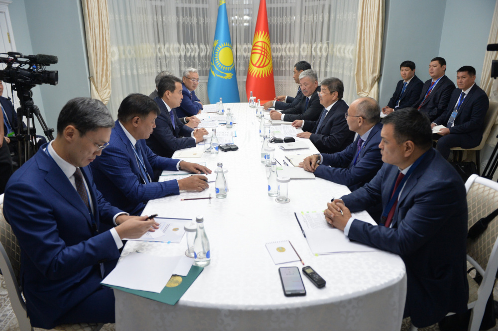 Акылбек Жапаров и премьер-министр Казахстана обсудили цены на дизтопливо