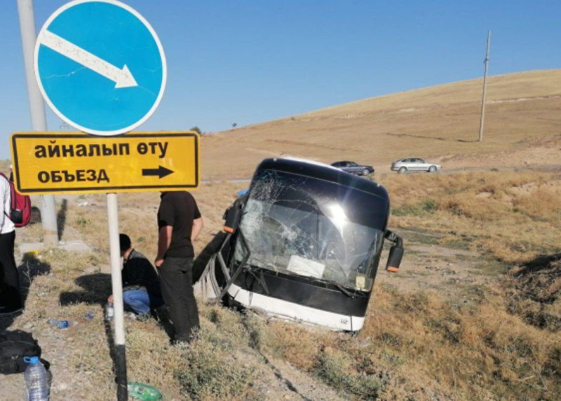 В Казахстане автобус попал в ДТП, пострадали 12 человек. Четверо из них - наши граждане