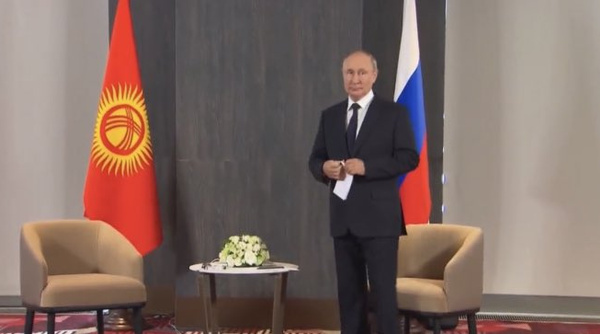 Путин всегда опаздывал на встречи с лидерами. Но в этот раз пришлось ждать Жапарова. Видео