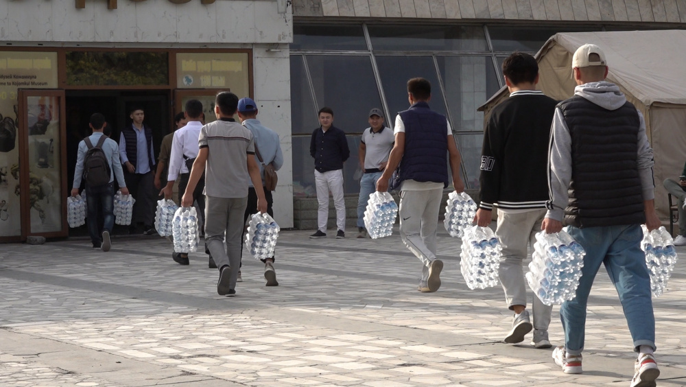 Во Дворец спорта привозят гумпомощь для Баткена (видео)