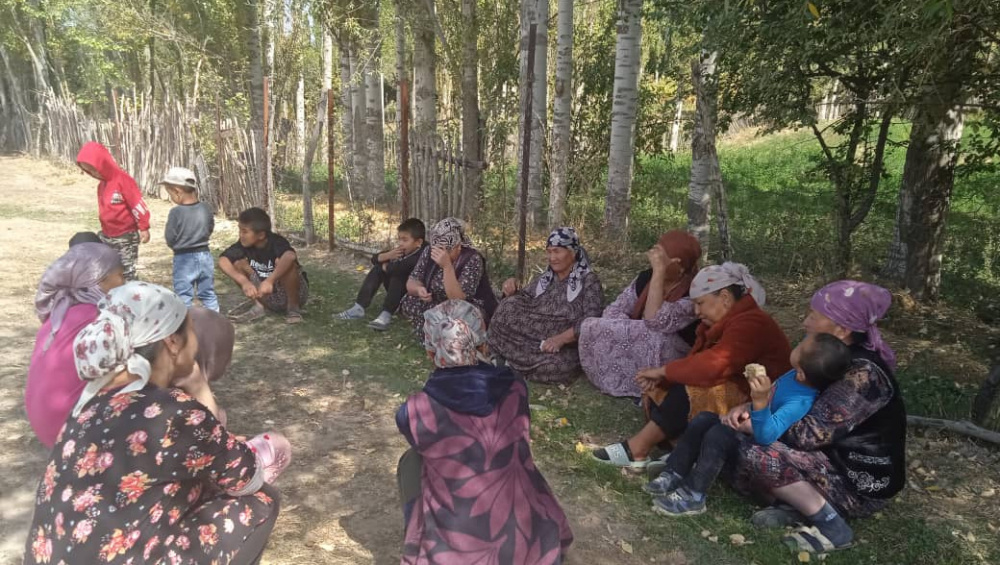 Жители села Кара-Булак приютили  беженцев из приграничья. Просят помочь с теплыми вещами
