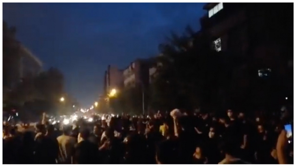 Поджоги и стычки с силовиками. Массовые протесты в Иране набирают обороты (видео)