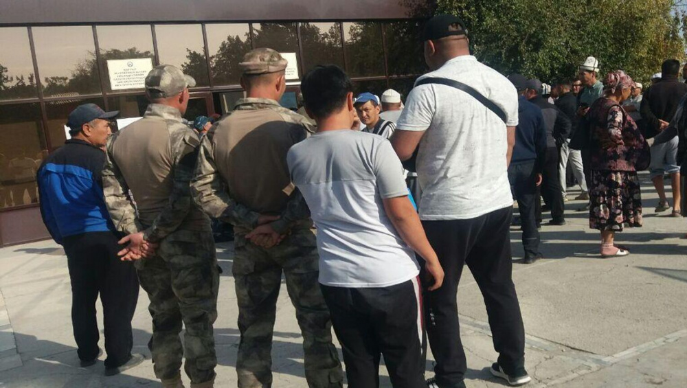 Митингующие в Баткене требуют Ташиева - ждут объяснений из-за протокола с Таджикистаном