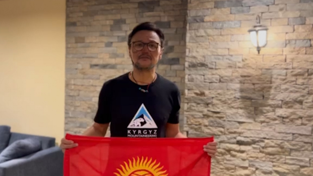 Альпинисты передадут Садыру Жапарову флаг Кыргызстана, поднятый на пик Манаслу
