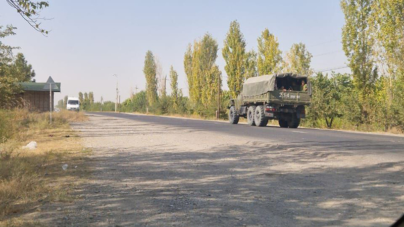 Погранслужба КР: Таджикистан занимается переброской солдат и техники в приграничные районы