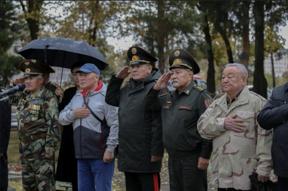 Церемония возложения венков к монументу памяти воинов-баткенцев в Бишкеке.