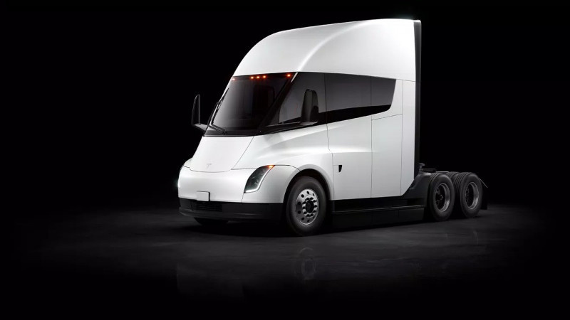 Илон Маск представил серийный грузовик Tesla Semi (видео)