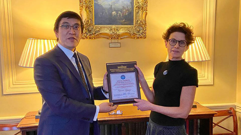 Эдиль Байсалов вручил медаль и грамоту супруге бывшего посла Великобритании в Кыргызстане