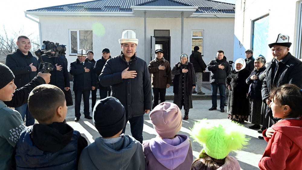 В Баткене дети исполнили гимн Кыргызстана для Садыра Жапарова