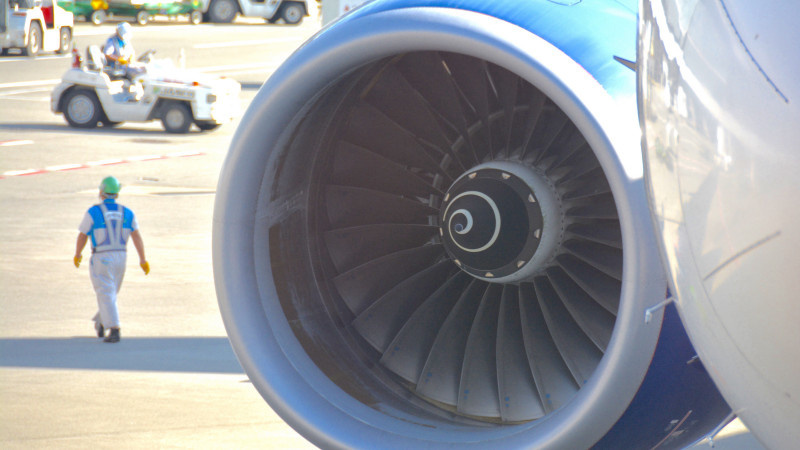 Работника затянуло в двигатель самолета American Airlines в аэропорту