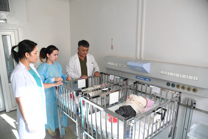 В Узбекистане провели операцию по разделению сиамских близнецов из Кыргызстана