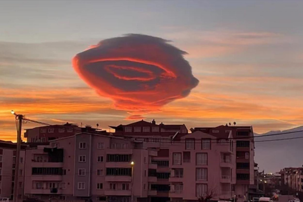 Редчайшее лентикулярное облако попало на видео в Турции