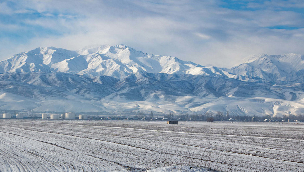 Киргизия зимой. Зимняя природа Кыргызстана. Нарынская область зимой. Поля зимой Кыргызстан. Климат кыргызстана
