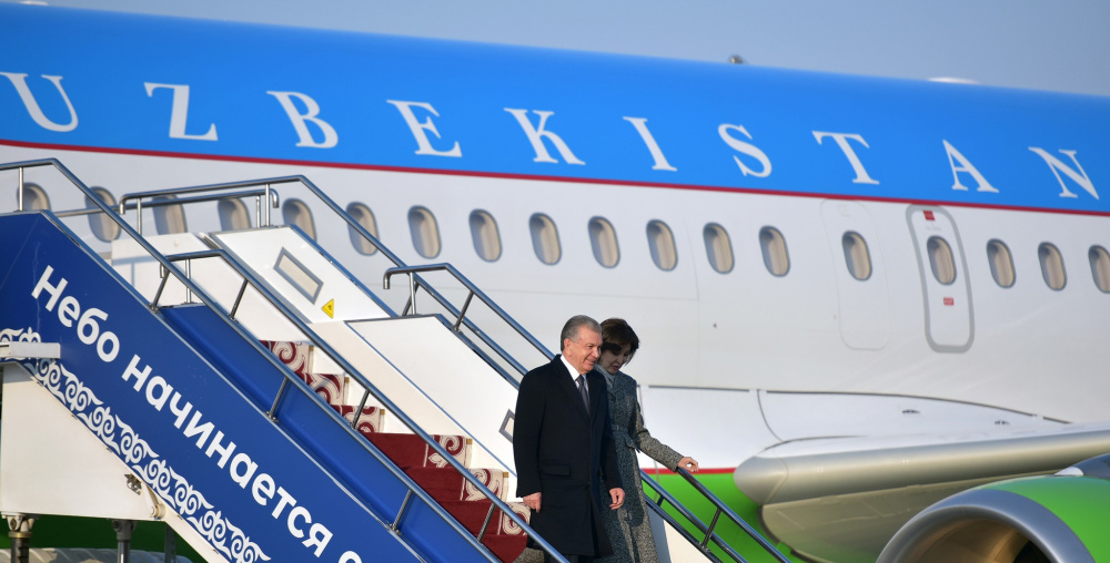 Шавкат Мирзиёев с супругой прибыл в Бишкек. Как их встретили Садыр Жапаров и первая леди