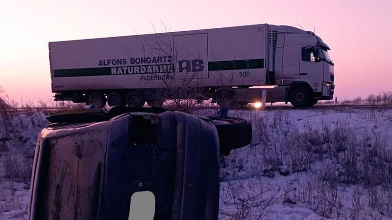 В Казахстане кыргызстанец попал в ДТП: столкнулся с грузовиком и вылетел на обочину