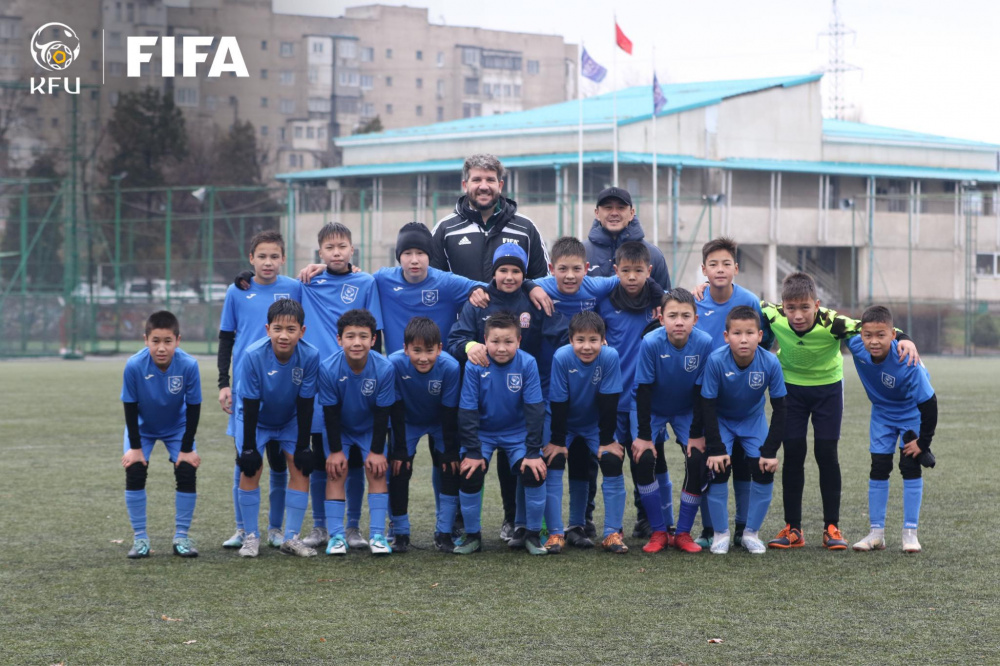 Тренер из Испании стал наставником для юных футболистов Кыргызстана