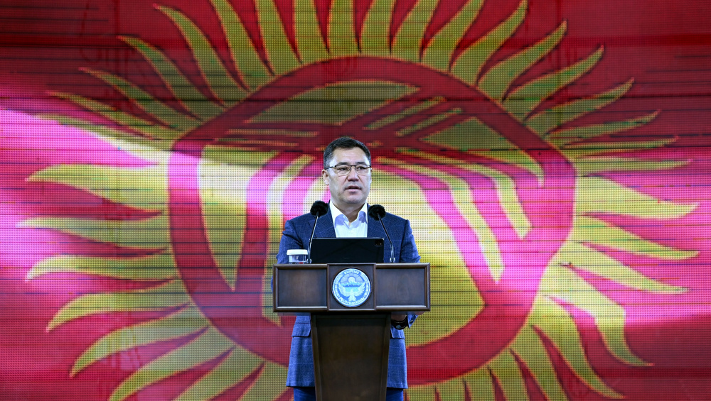 Президент поздравил кыргызстанцев с Днем государственного флага