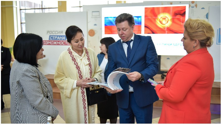 Айгуль Жапарова посетила Гнесинку, училище имени Щепкина и пообедала в школьной столовой