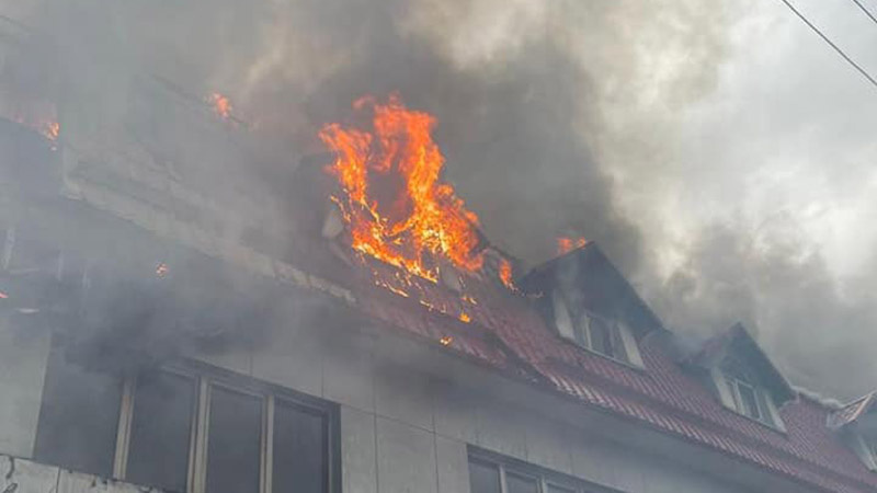 В Бишкеке в двухэтажном здании вспыхнул пожар